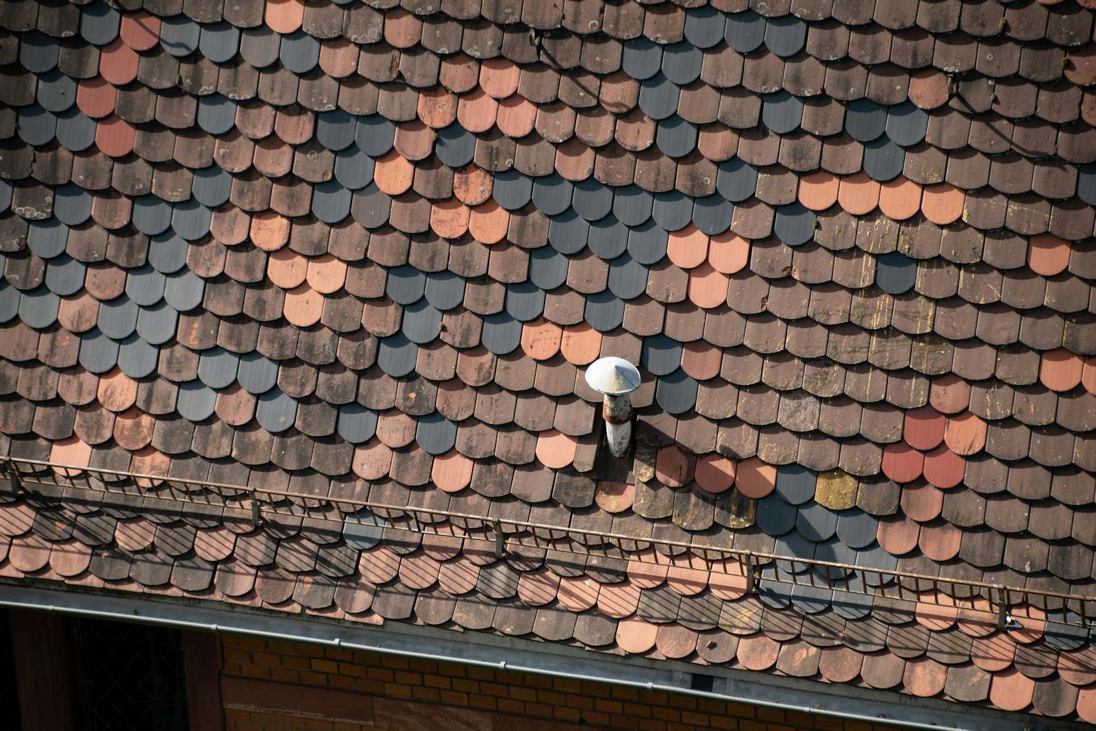Dak met dakpannen in verschillende kleuren